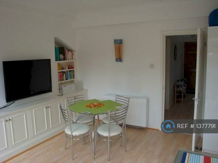 2 Bedroom Flat To Rent In Riverside Mansions, London, E1W