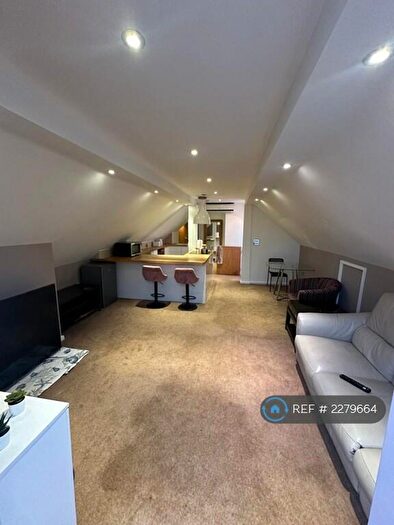 2 Bedroom Flat To Rent In Halls Road, Reading, RG30