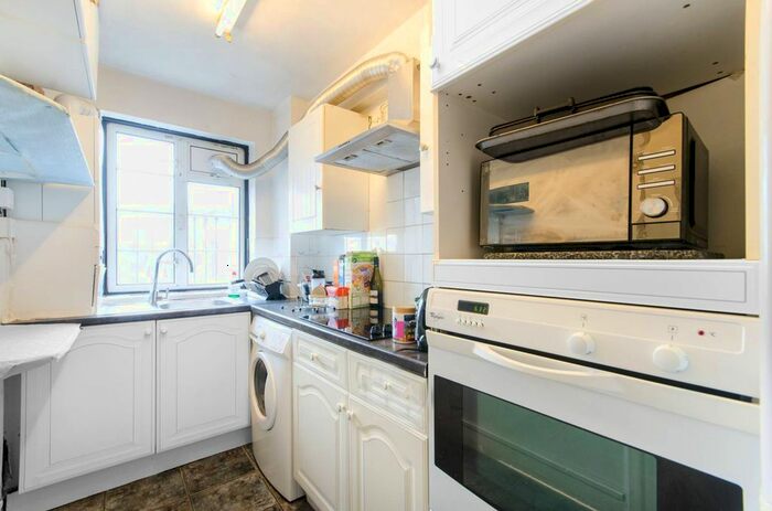 3 Bedroom Flat To Rent In Ashford Road, Cricklewood, London, NW2