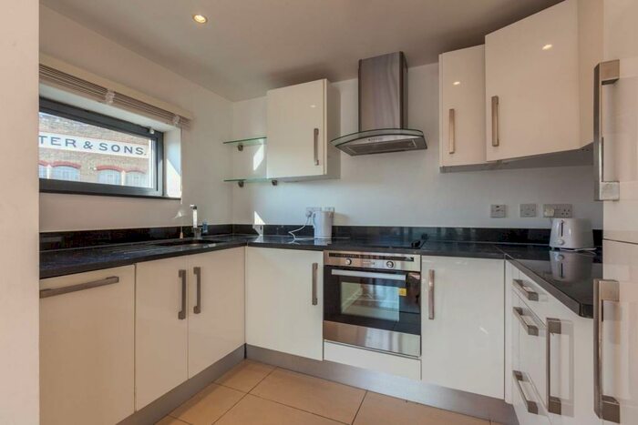 2 Bedroom Flat To Rent In Waterson Street, Hoxton, London, E2