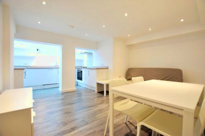 1 Bedroom Flat To Rent In Watlington Street, Reading, Berkshire, RG1