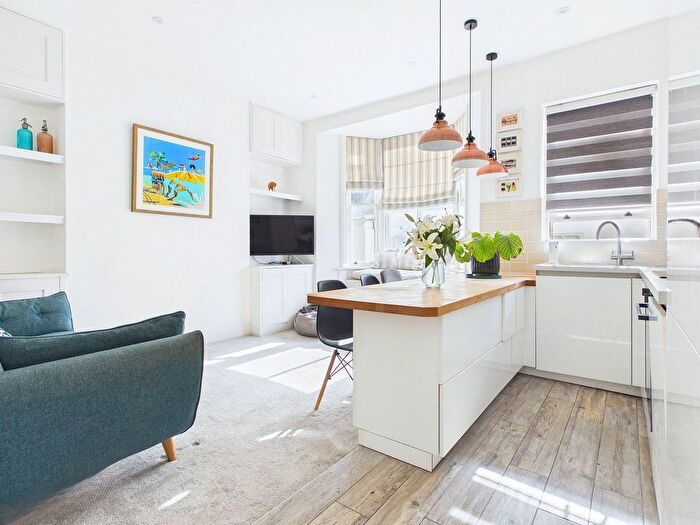 2 Bedroom Flat For Sale In Farm Road, Hove, BN3