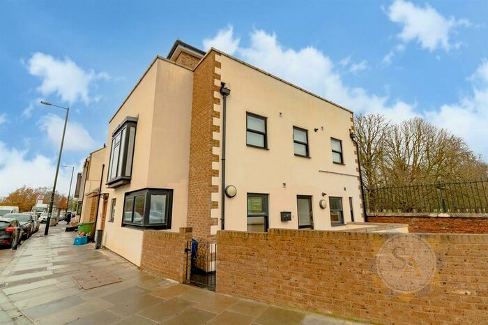 2 Bedroom Flat To Rent In Hampton Court Road, East Molesey, KT8