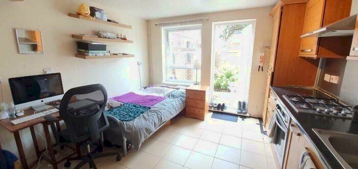 Studio To Rent In Victorian Grove, London, N16