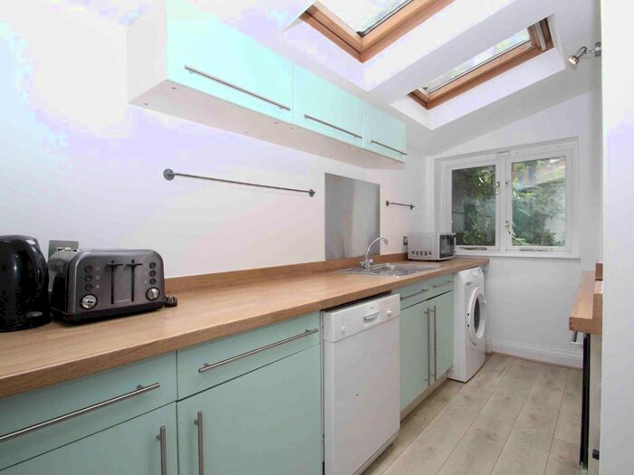 3 Bedroom Flat To Rent In Earlsfield Road, London, SW18