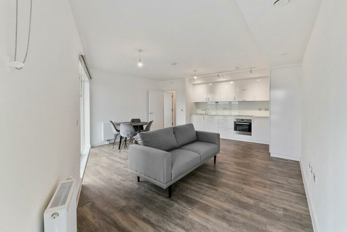 3 Bedroom Apartment To Rent In Pontoon Dock London, E16
