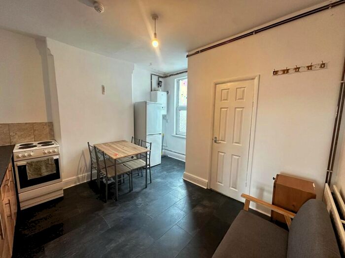 1 Bedroom Flat To Rent In Alfreton Road, Nottingham, NG7