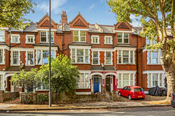 2 Bedroom Flat To Rent In Cavendish Road, Clapham South, SW12