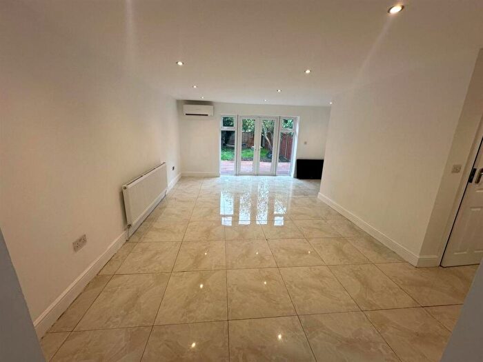 4 Bedroom Semi-Detached House To Rent In Watford Way, London, NW4