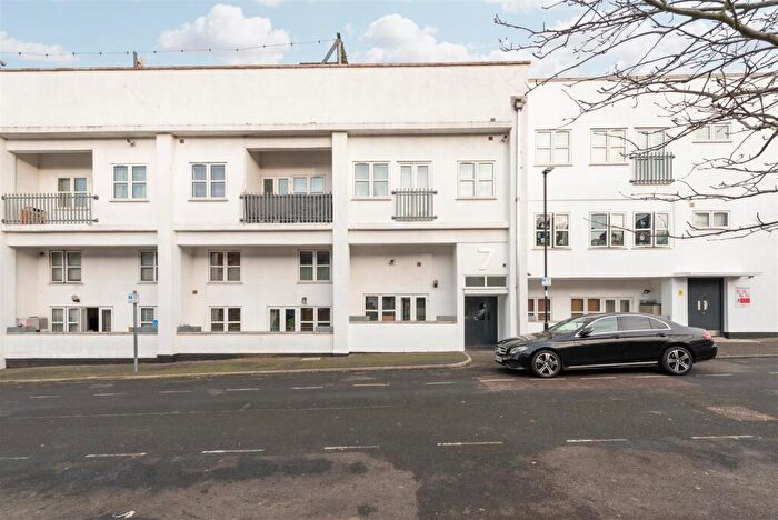 2 Bedroom Flat For Sale In Park Road, London, N14