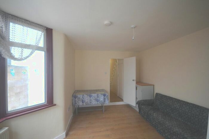 2 Bedroom Flat To Rent In Lucas Avenue, E13