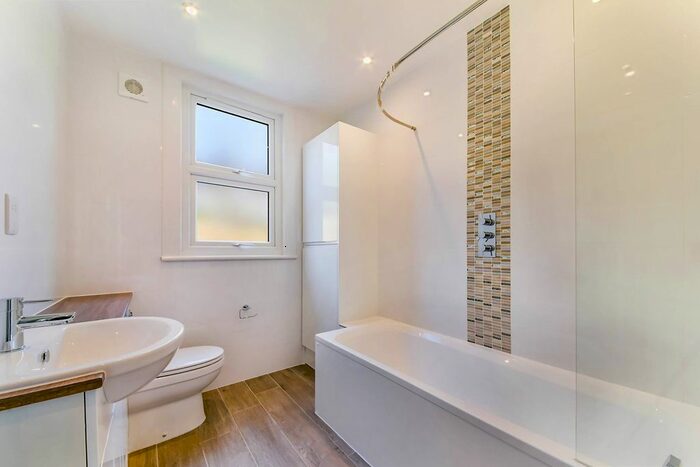 2 Bedroom Flat To Rent In Mandrake Road, London, SW17