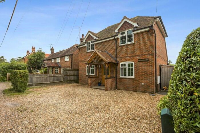 3 Bedroom Detached House For Sale In Heatherside, West Heath, RG26