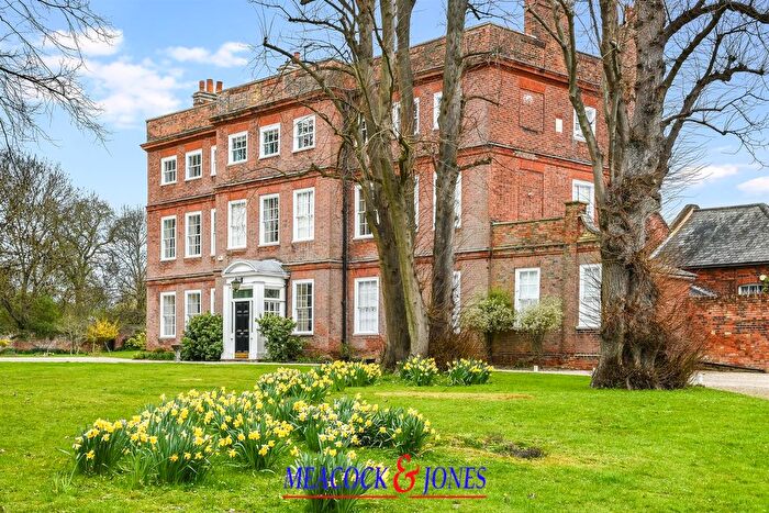 2 Bedroom Flat For Sale In Coxtie Green Road, Pilgrims Hatch, Brentwood, CM14