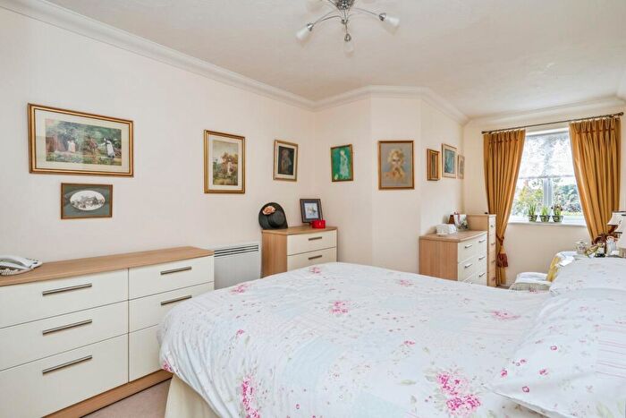1 Bedroom Flat For Sale In Padnell Road, Waterlooville, Hampshire, PO8