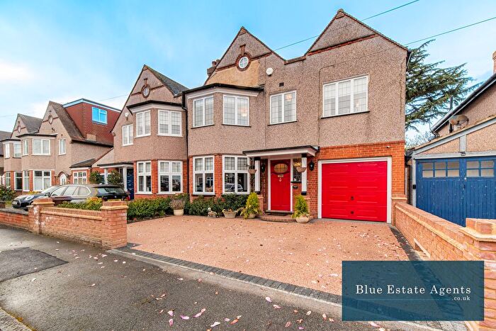 4 Bedroom Semi Detached House For Sale In Lingwood Gardens, Isleworth, TW7