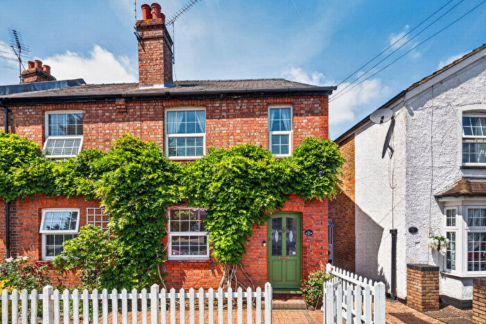3 Bedroom Cottage For Sale In Binfield Road, West Byfleet, KT14