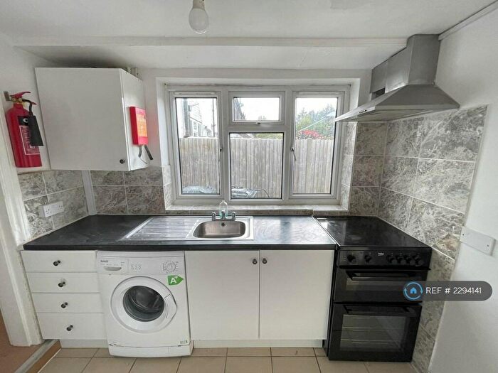 1 Bedroom Flat To Rent In Worplesdon Road, Guildford, GU2