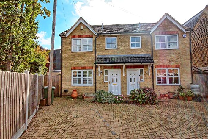 3 Bedroom Semi Detached House For Sale In Woodville Road - Walthamstow - Driveway, E17