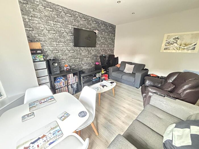 4 Bedroom House To Rent In Ash Road, Leeds, LS6