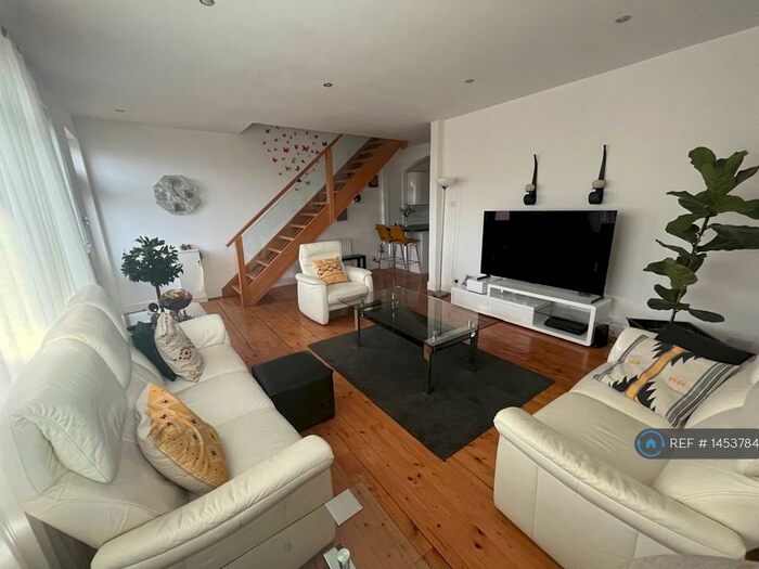 3 Bedroom Semi-Detached House To Rent In Invergowrie Drive, Dundee, DD2