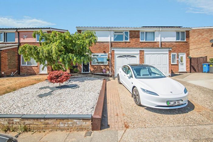 3 Bedroom Semi Detached House For Sale In Holcombe Crescent, Ipswich, IP2