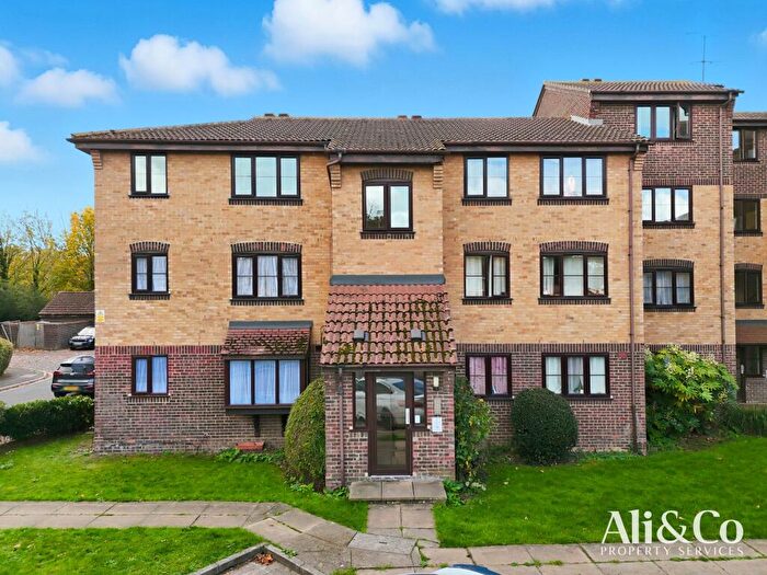 1 Bedroom Apartment For Sale In Conway Gardens, Grays, RM17