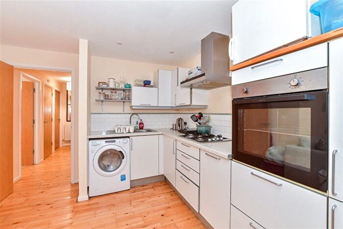 2 Bedroom Flat For Sale In Whitefriars Wharf, Tonbridge, Kent, TN9