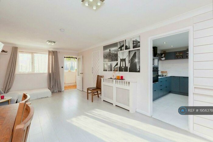 3 Bedroom End Of Terrace House To Rent In Medway Close, Newport Pagnell, MK16