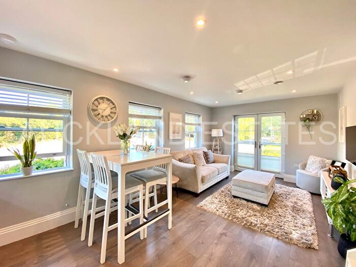 2 Bedroom Apartment For Sale In Swan Lodge, Brookmans Park, AL9