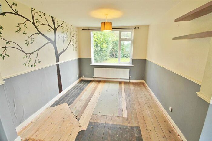 3 Bedroom End Of Terrace House For Sale In Signal Road, Grantham, NG31