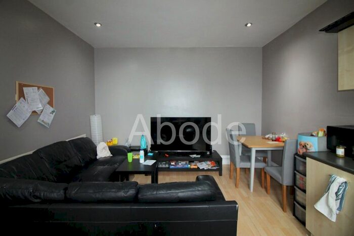 3 Bedroom Flat To Rent In - Victoria Terrace, Leeds, West Yorkshire, LS3