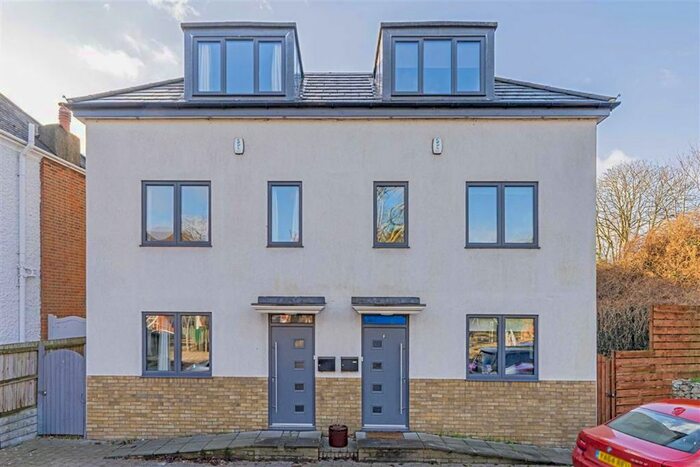 3 Bedroom Property To Rent In Mortlake Road, Kew, Richmond, TW9