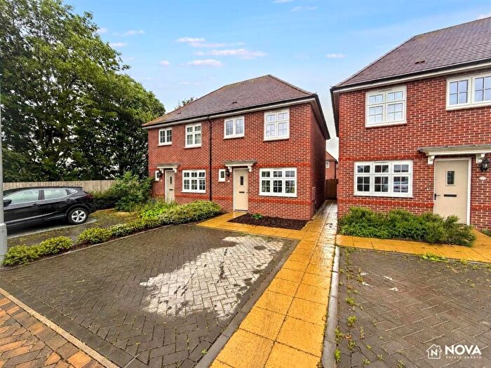 3 Bedroom Semi-Detached House For Sale In Armstrong Road, Luton, LU2