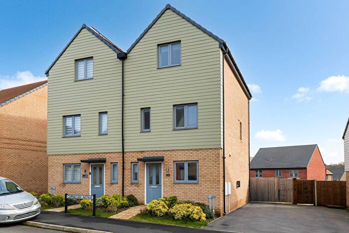 3 Bedroom Town House For Sale In Carnelian Avenue, Wellingborough, Northamptonshire, NN8