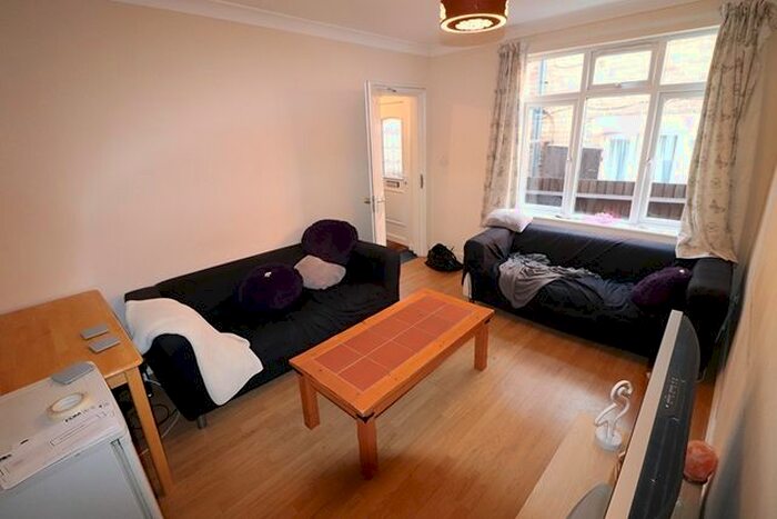 5 Bedroom Semi-Detached House To Rent In Sirdar Road, Southampton, SO17