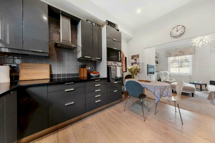 3 Bedroom Flat To Rent In Battersea Park Road, Battersea, London, SW11