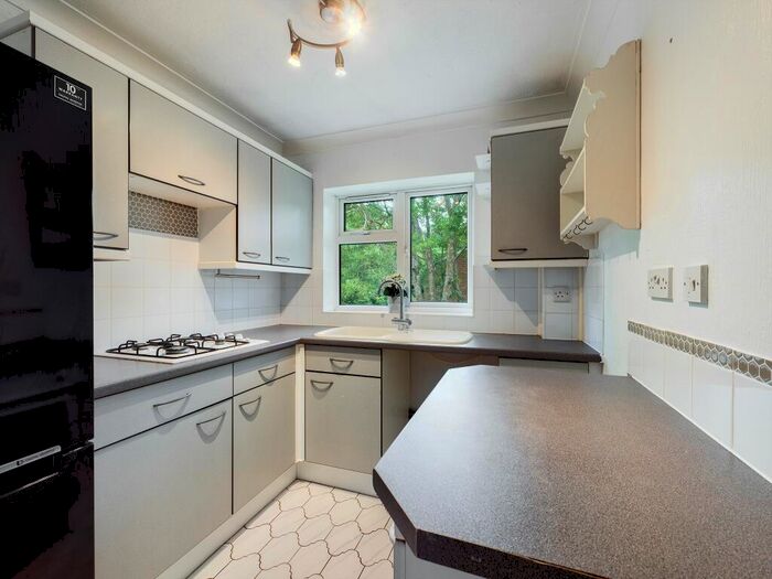 1 Bedroom Flat To Rent In Evesham Walk, Popley, Basingstoke, RG24