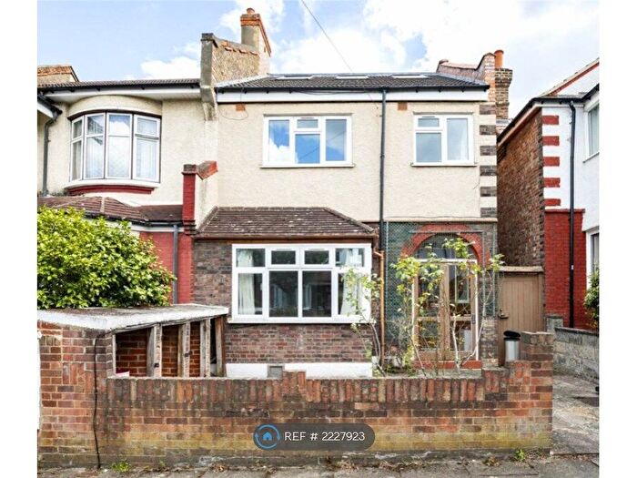 3 Bedroom Flat To Rent In Tooting Bec, London, SW17