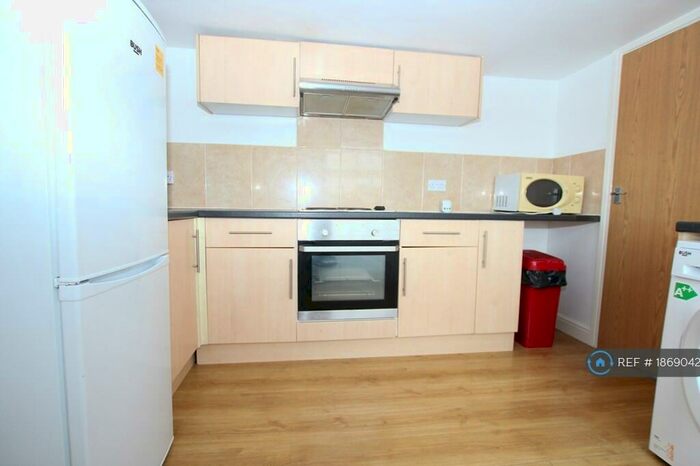2 Bedroom Flat To Rent In Holly Bush, Maidstone, ME14