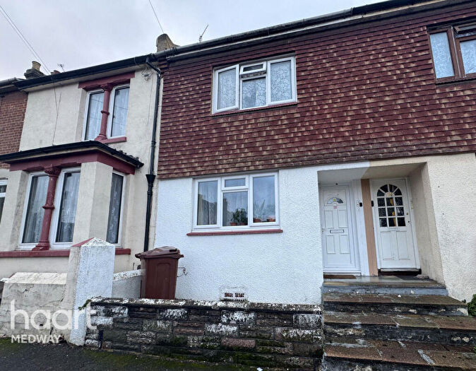 3 Bedroom Terraced House For Sale In Alexandra Road, Chatham, ME4