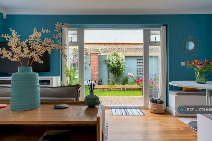 2 Bedroom Detached House To Rent In Highcliffe Mews, Highcliffe, BH23