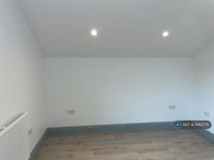 2 Bedroom Flat To Rent In Clay Hill, Beenham, Reading, RG7