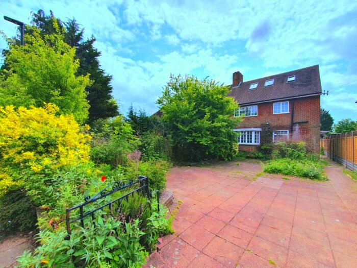 Flat To Rent In Green Road, Southgate, N14