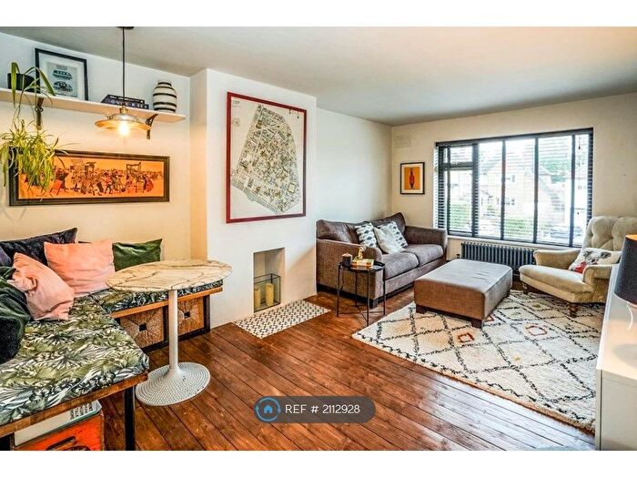 2 Bedroom Flat To Rent In The Rise, Amersham, HP7