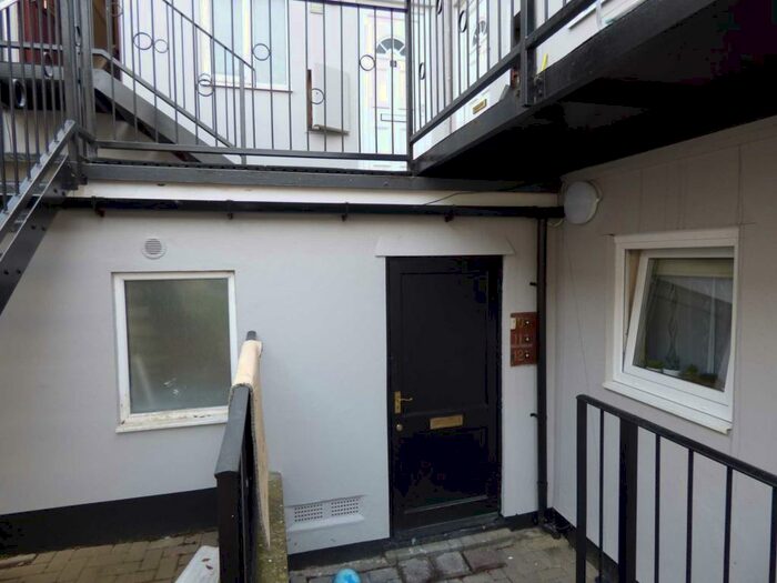 1 Bedroom Flat To Rent In Lathwell Court, Luton, LU2