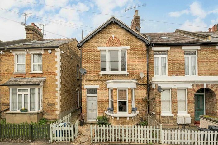 2 Bedroom Flat To Rent In Royal Road, Teddington, TW11