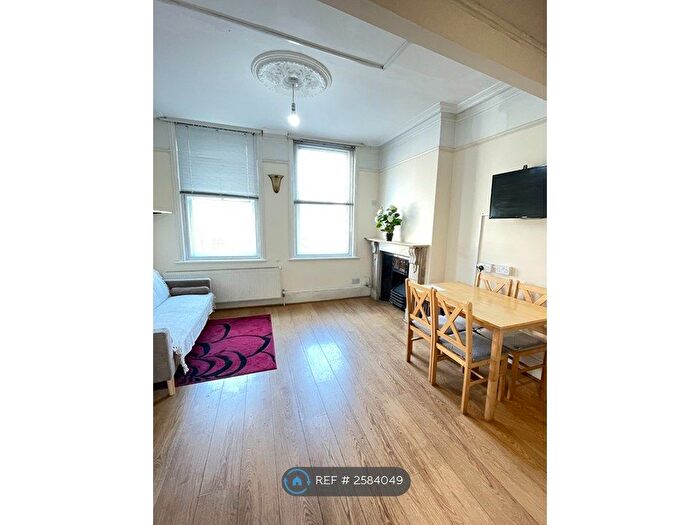 3 Bedroom Flat To Rent In King's Cross Road, London, WC1X