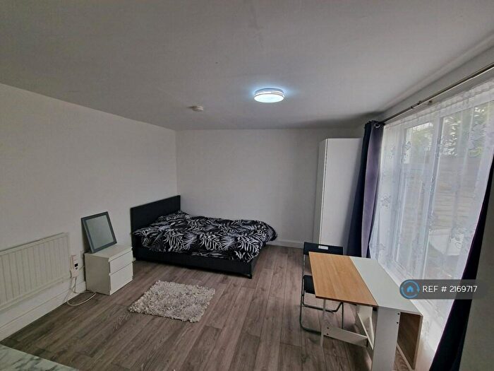 Studio To Rent In Barfields, Loughton, IG10