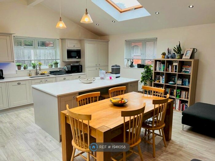 4 Bedroom Semi-Detached House To Rent In Lower Park Road, Manchester, M14